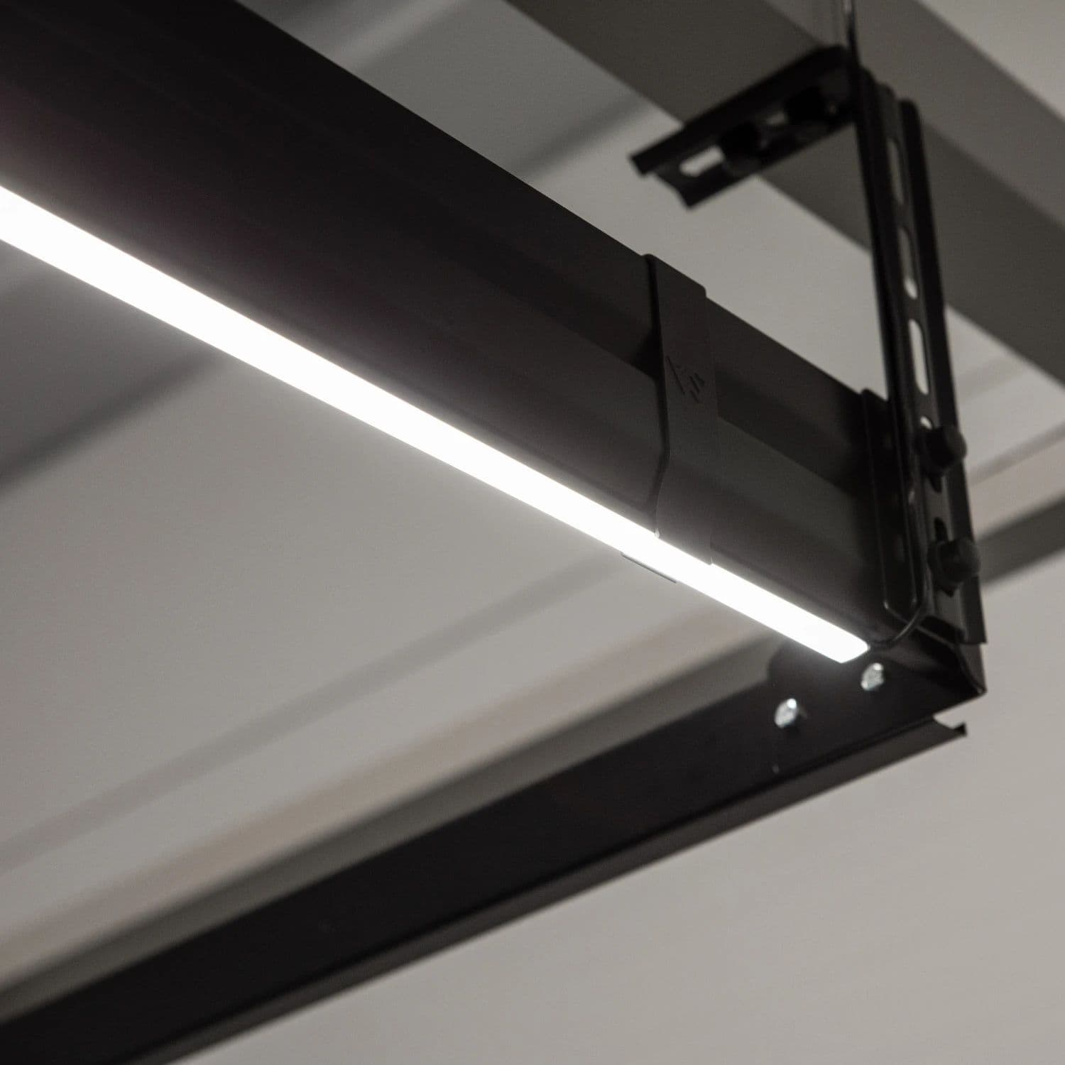 Osvetlenie LED pod vodiacimi lištami sekcionálnej brány